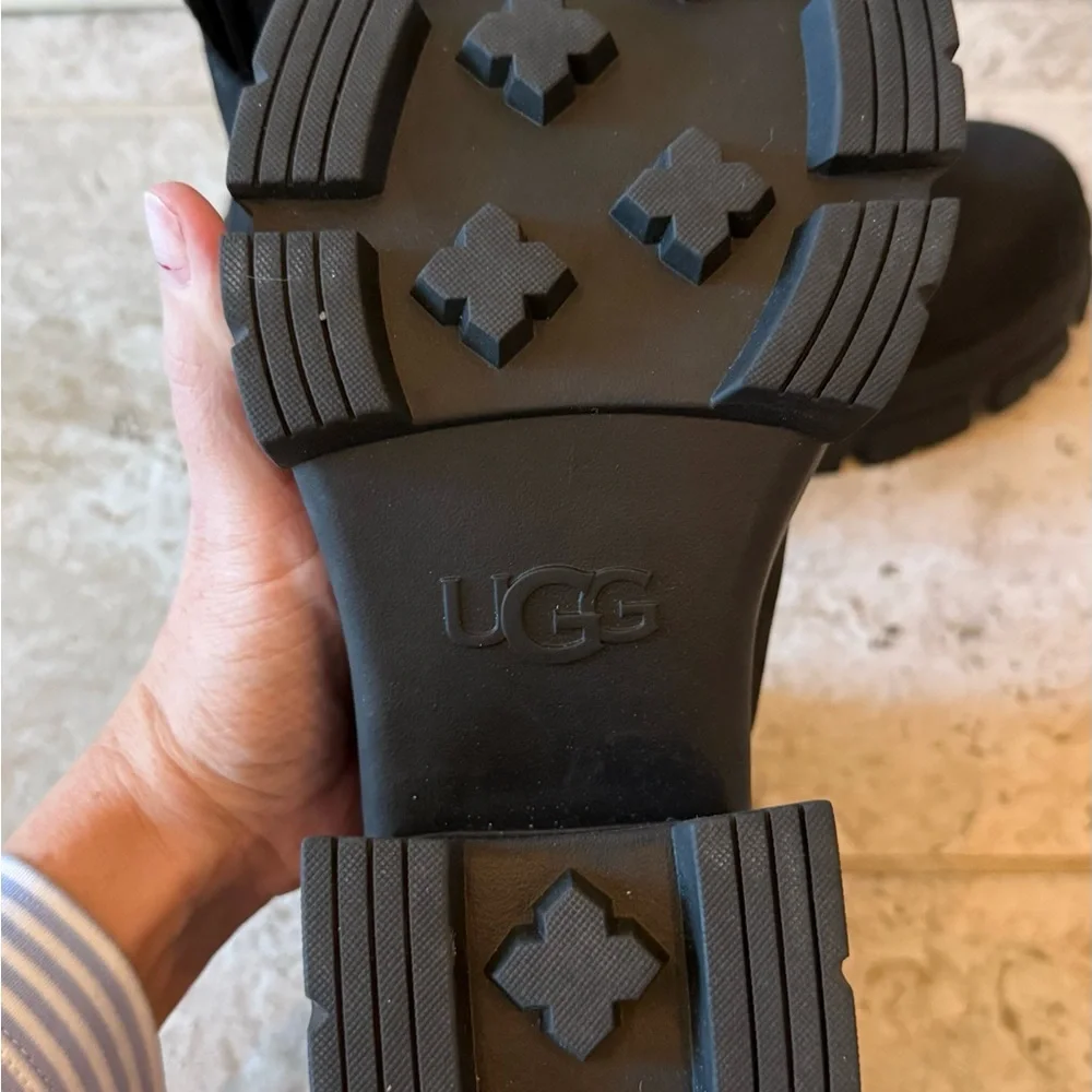 UGG Brooklyn Chelsea Lug Boot - Picture 4 of 5